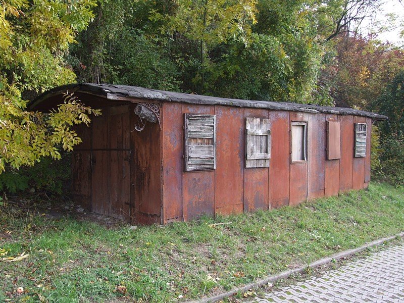 Am 08.10.2008 stand in Kaatschen-Weichau noch der alte Wagenkasten der Saalebahn. 
