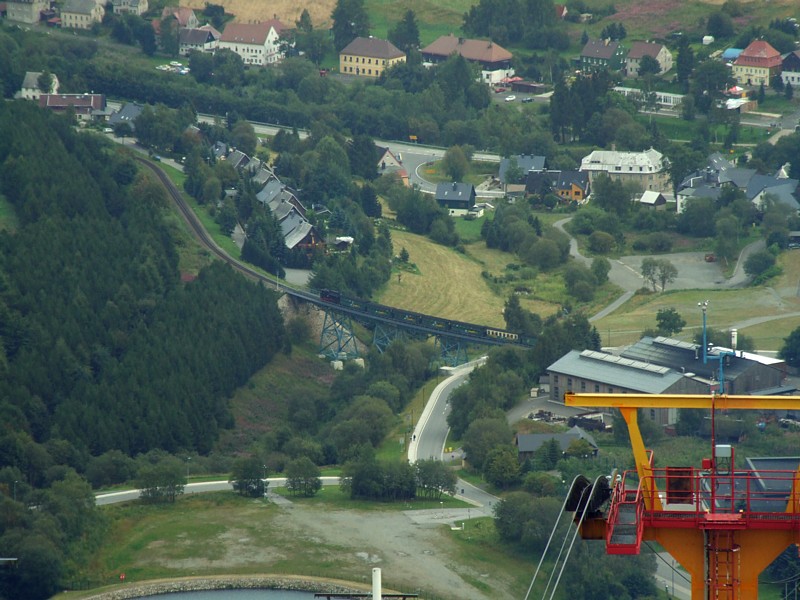 Am 13.08.2009 fhrt ein Zug aus dem Bahnhof Oberwiesenthal aus. So gesehen vom Fichtelbergaussichtsturm.