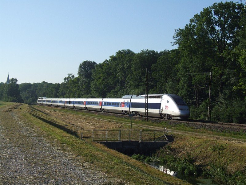 Am 22.06.2008 verlt TGV 4412 gerade den Bahnhof Gnzburg in Richtung Ulm.