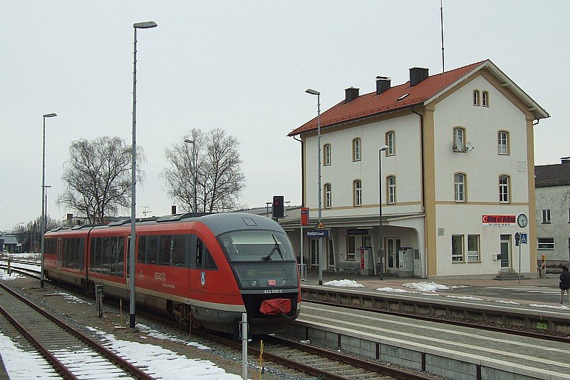 Am 26.02.2009 hat sich ein 642 der Kneipp-Lechfeld-Bahn nach Krumbach verirrt. Die 088 steht am 26.02.2009 in Krumbach als Lr zur Abfahrt nach Krumbach-Schule bereit.