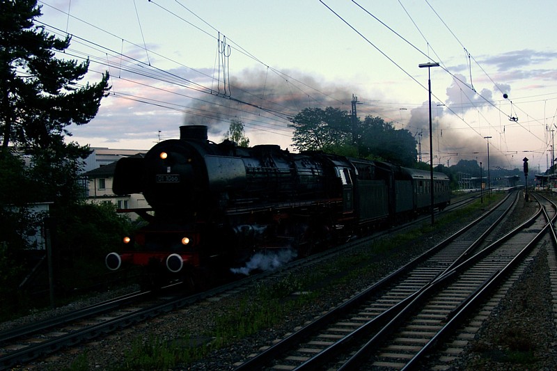 Am Abend des 21.06.2009 durcheilt 01 1066 den Bahnhof Gnzburg in Richtung Heimat.