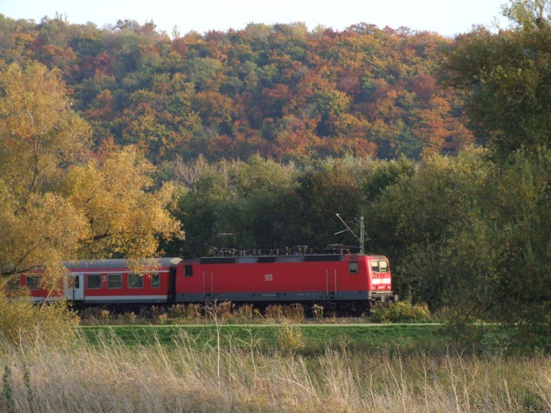 Eine 143 zwischen Naumburg und Bad Ksen am 10.10.2008.