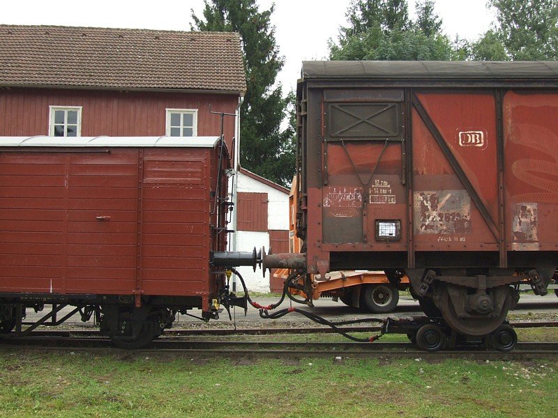 Nach vielen Jahren wurde wieder ein Kuppelwagen mit einem Regelspurwagen ,auf Rollbcken, gekuppelt und auch einige Meter bewegt! 14.09.2008 Ochsenhausen 
