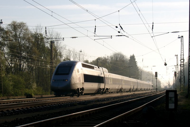TGV 4412 durchfhrt am 25.04.2009 den Bahnhof Gnzburg und wird von der Morgensonne schn in Szene gesetzt.