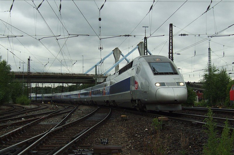TGV 4418 verlt am 09.07.2008 den Bahnhof Ulm Hbf in Richtung Stuttgart.
