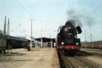 Am 14.05.1994 wartet 41 1185 mit ihrer Mannschaft am Gleis 5 in Naumburg auf Fahrgäste und die Abfahrtszeit nach Halle 