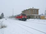 Am 25.01.2005 wirbelt 218 444 in Mindelheim den Schnee mchtig auf.