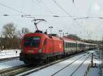 Am Schlu von EC 1113 schiebt 1116 095 am 16.02.2012 in Gnzburg.
