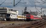 143 827 trifft in Ulm auf die neue Alstom Prima II. (13.06.2012)
Da ich an diesem Tag meinen VT aus dem E-Lok Bw holen mute, konnte ich aus dieser Perspektive ein Foto machen. Natrlich auerhalb der Gleise und mit Sicherheitsweste...